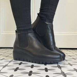 Wonder’s Chelsea Slip-On Boots – Black Leather | Size 8.5 / 39